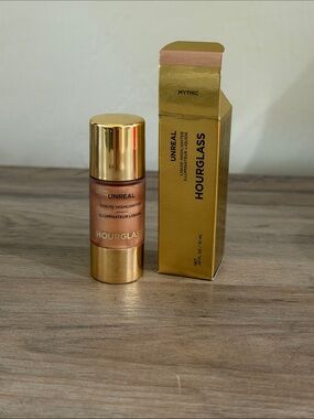 HOURGLASS -Unreal Radiant Glow Liquid Highlighter- shade Mythic